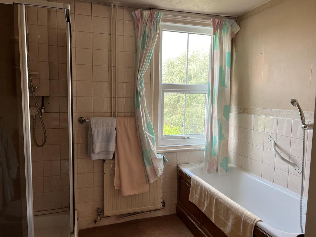Lot: 19 - SEMI-DETACHED HOUSE WITH STRUCTURAL ISSUES - Bath with additional shower cubicle
